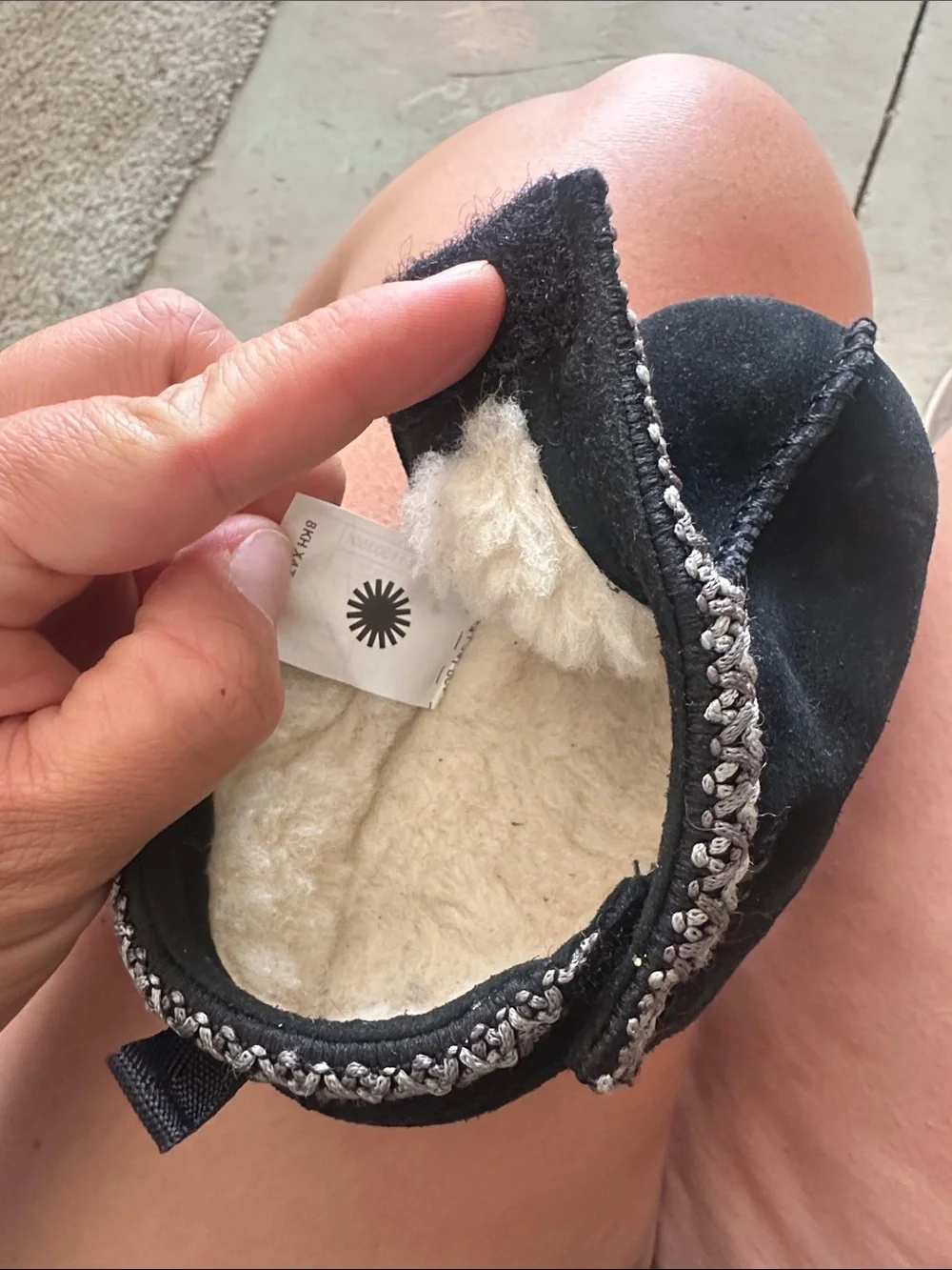 UGG baby toddler black Velcro slippers baby toddler size 4/5